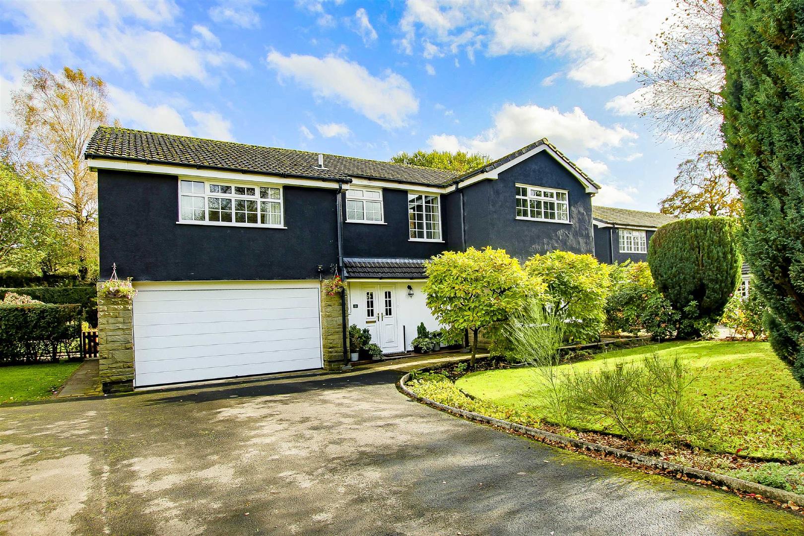 5 Bedroom Detached House For Sale - Main Image